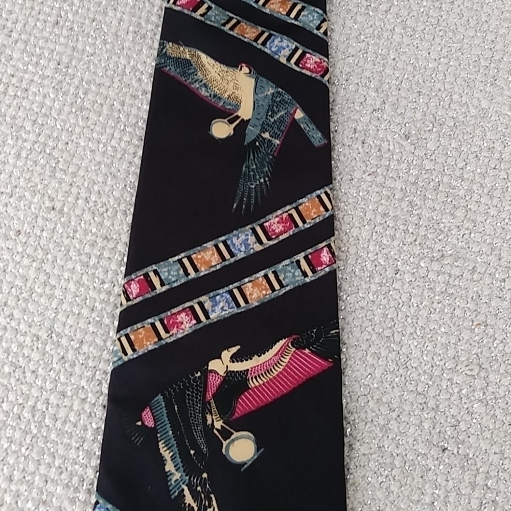 The Metropolitan Museum of Art 100% Silk Necktie - Picture 3 of 7